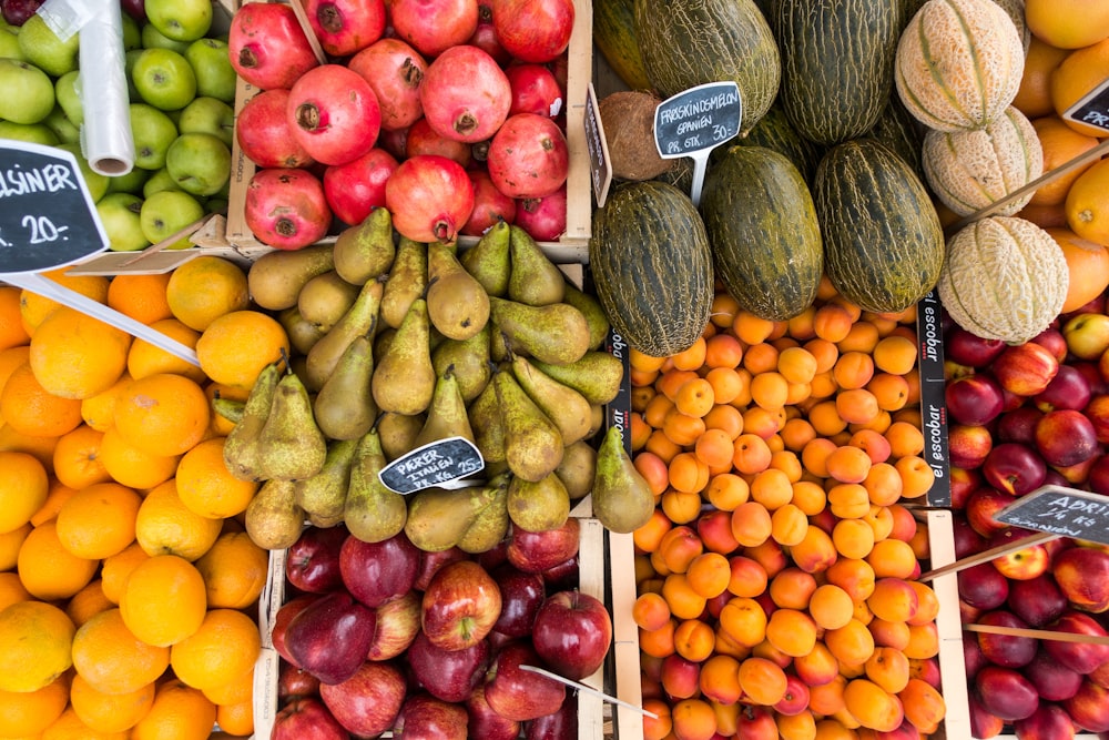 Photo de dessus du stand de fruits et légumes