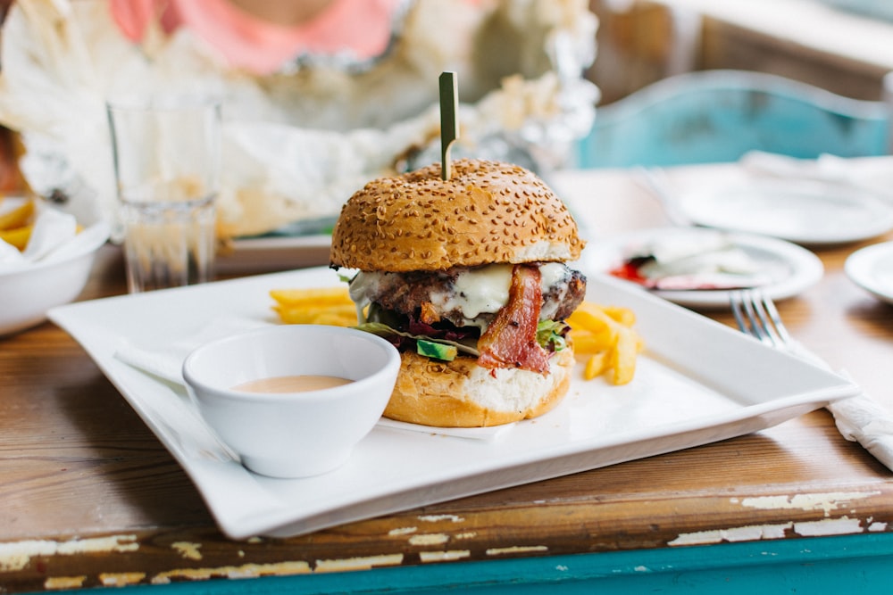 Plat à burger brun sur assiette en céramique blanche