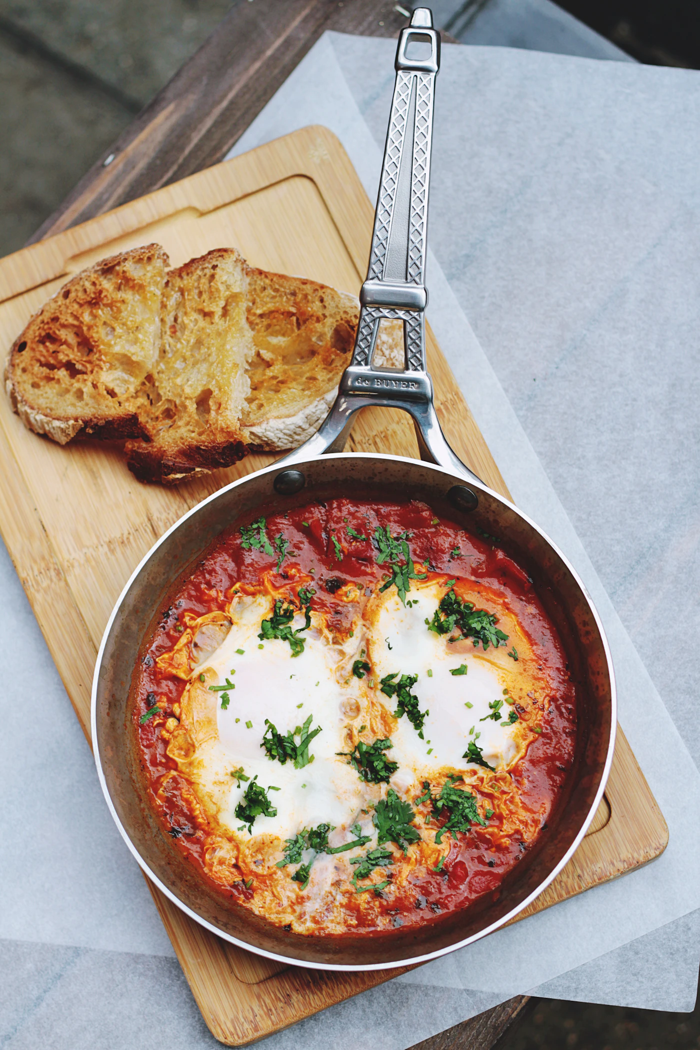 Œufs cuisinés avec des légumes et des herbes fraîches