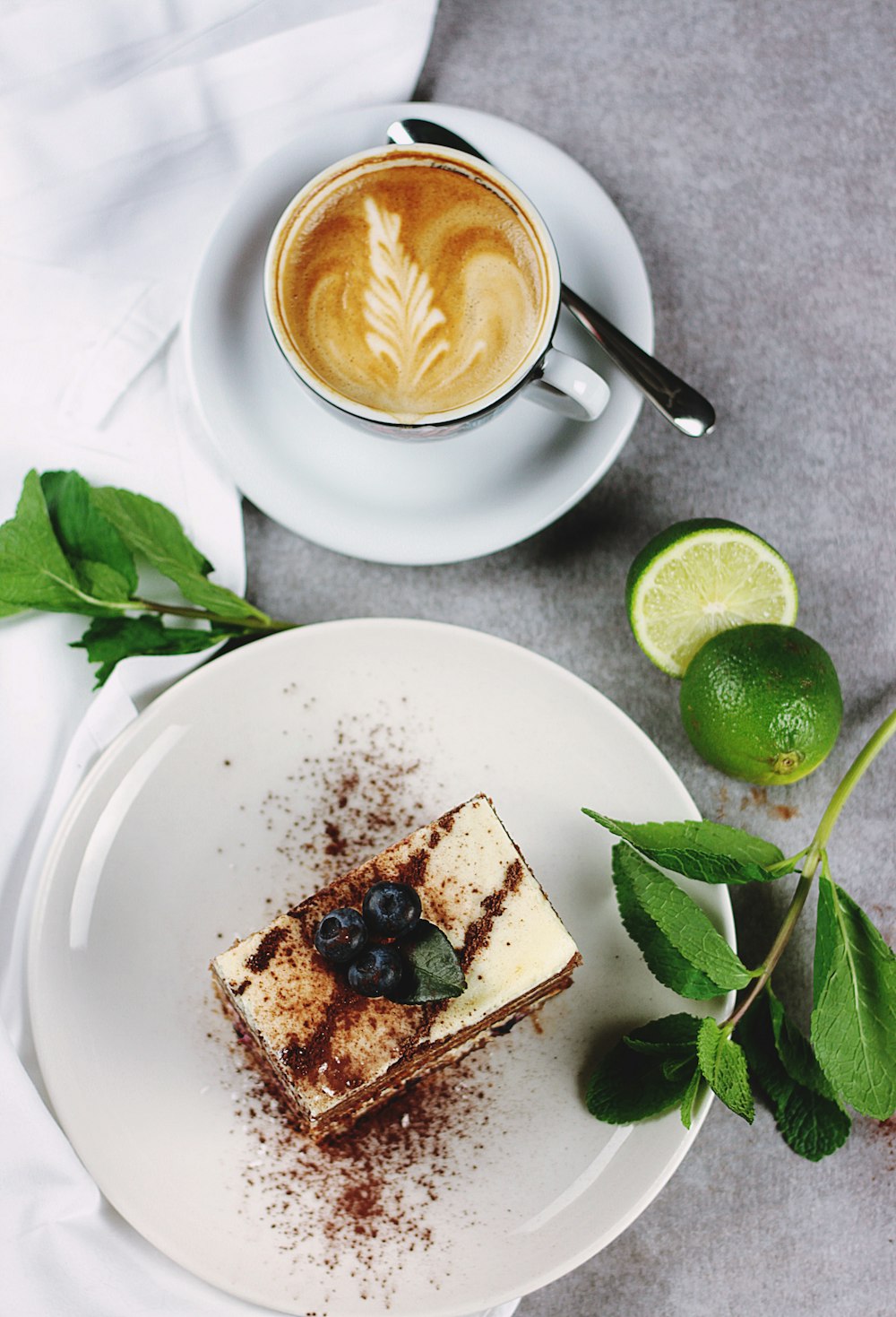 Xícara de latte Leaf Art em cima do pires