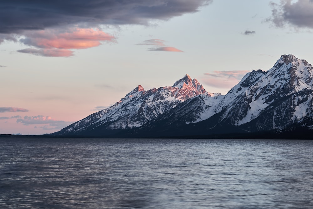 Fotografía de paisaje de montaña cerca del cuerpo de agua