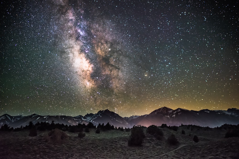 Silhouette de montagnes sous la galaxie de la Voie lactée