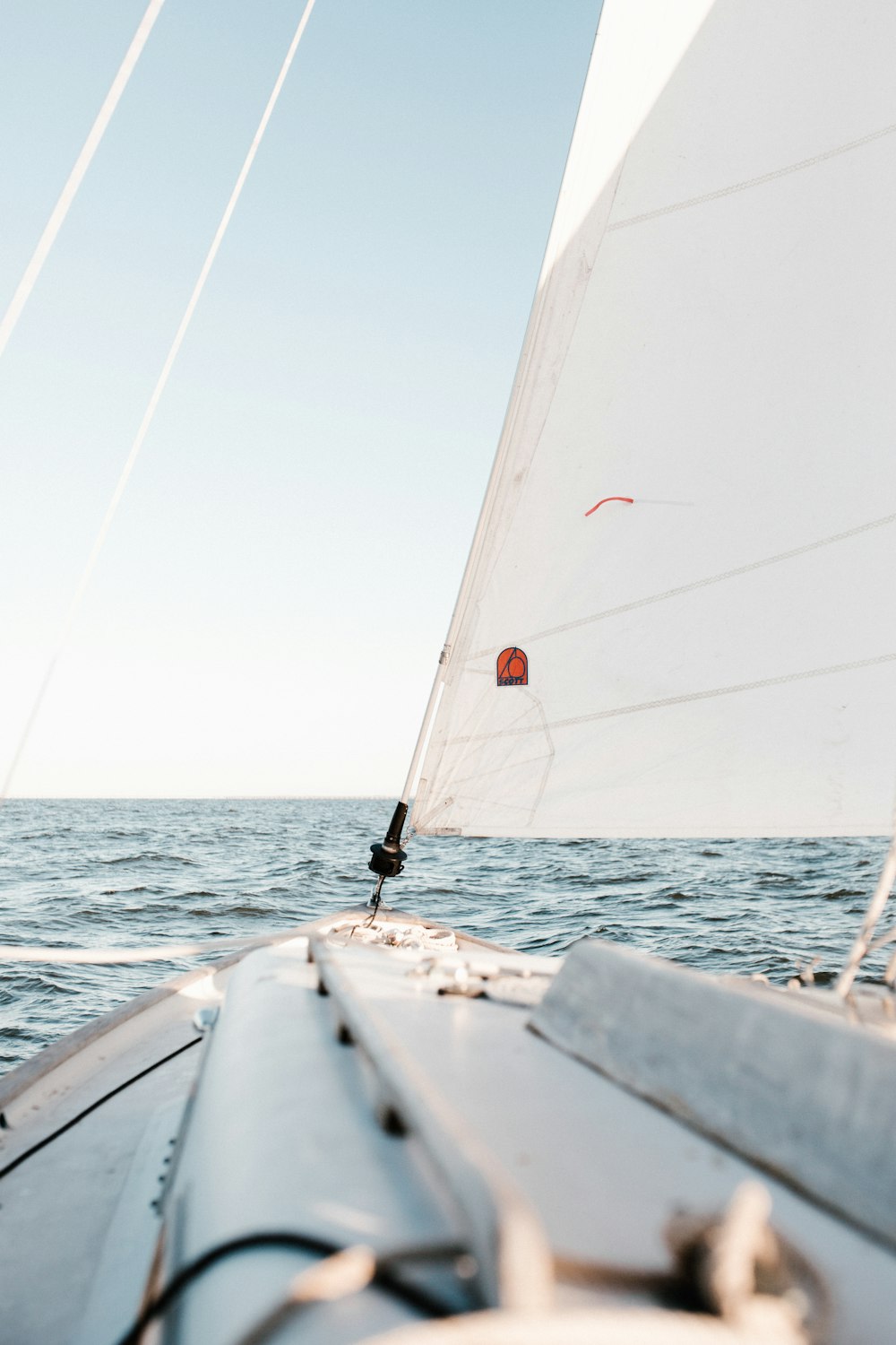 Person, die auf dem Meer segelt