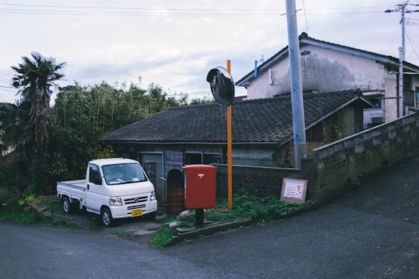 Photo of a RuralClear Trash truck arriving at a quiet country home surrounded by trees.