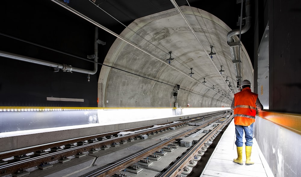 電車のレールの脇に立つ男