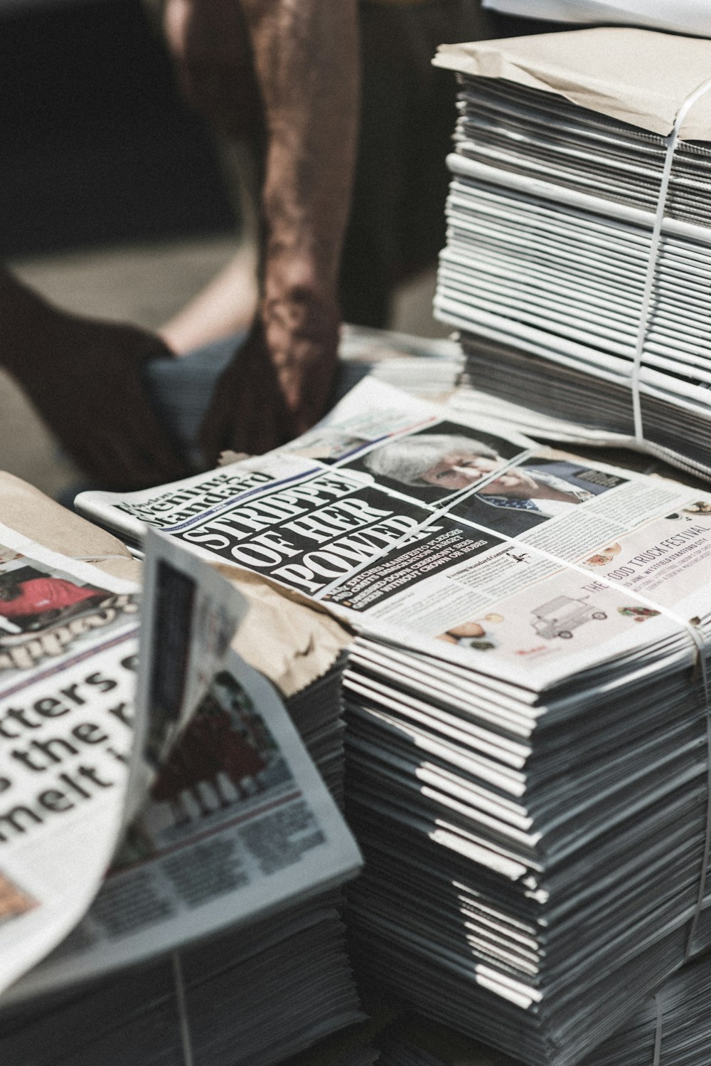 Fotografía de enfoque superficial de pilas de periódicos