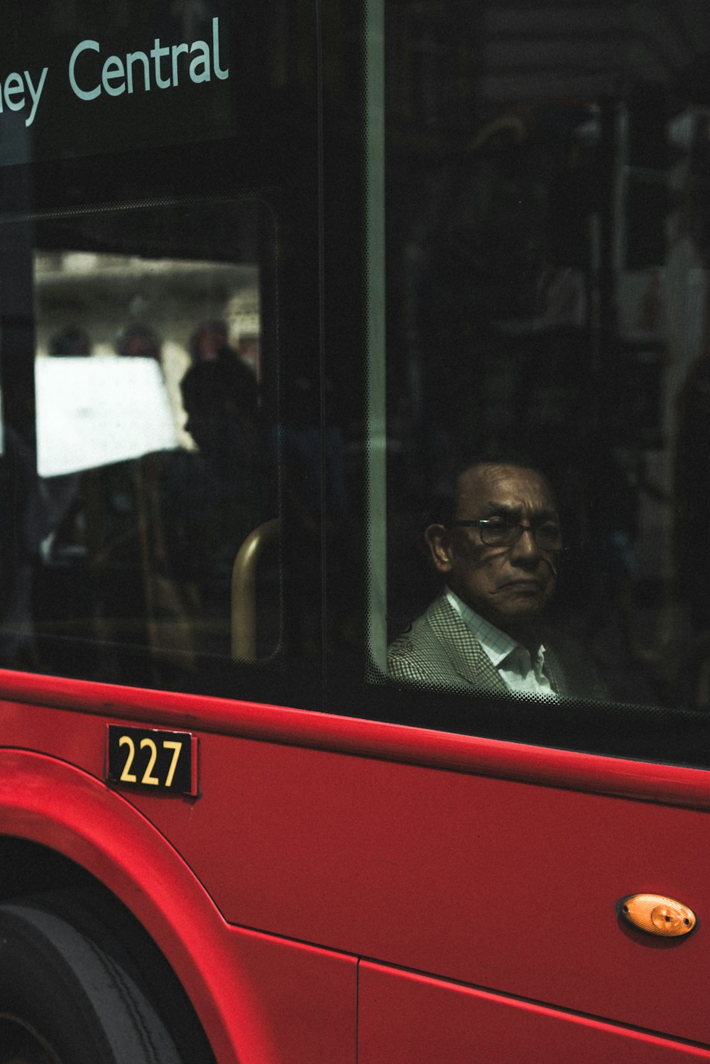 Hombre sentado cerca de la ventana del vehículo durante el día