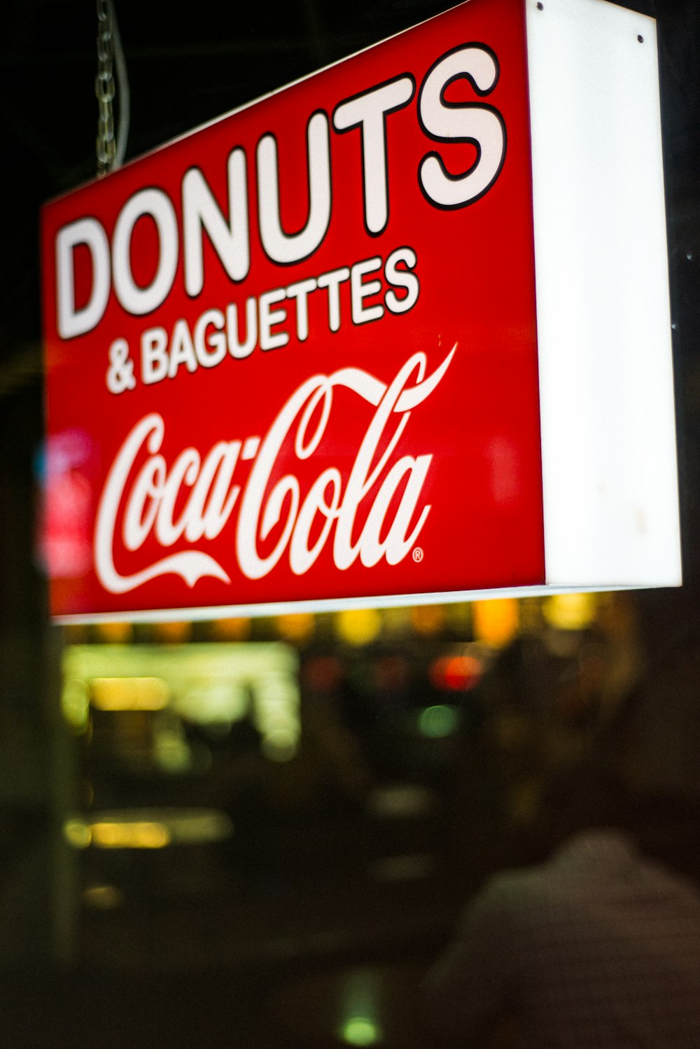 Nahaufnahme der Donuts & Baguettes Coca-Cola-Beschilderung