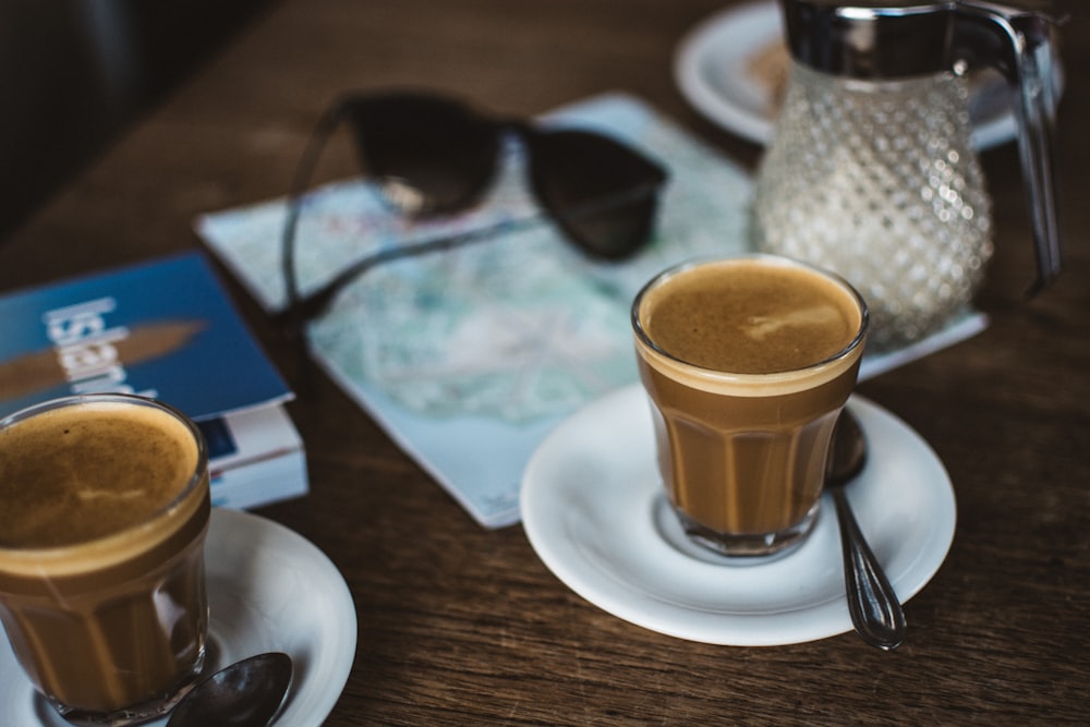 Photographie à faible mise au point de tasses transparentes