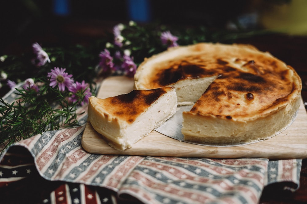 Tarte avec une tranche coupée sur un plateau en bois brun