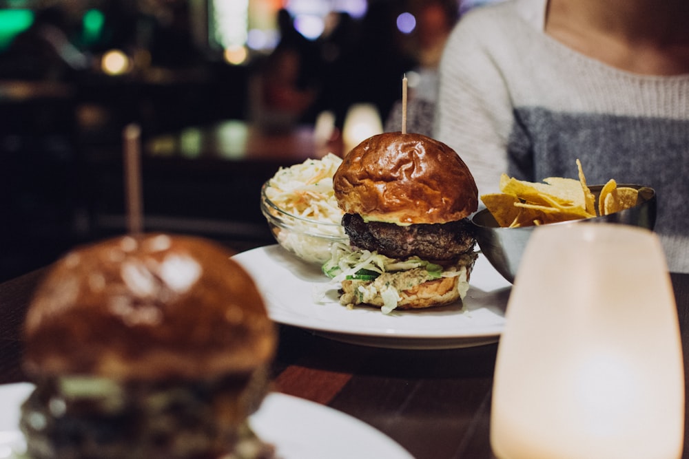 foto di messa a fuoco selettiva di hamburger