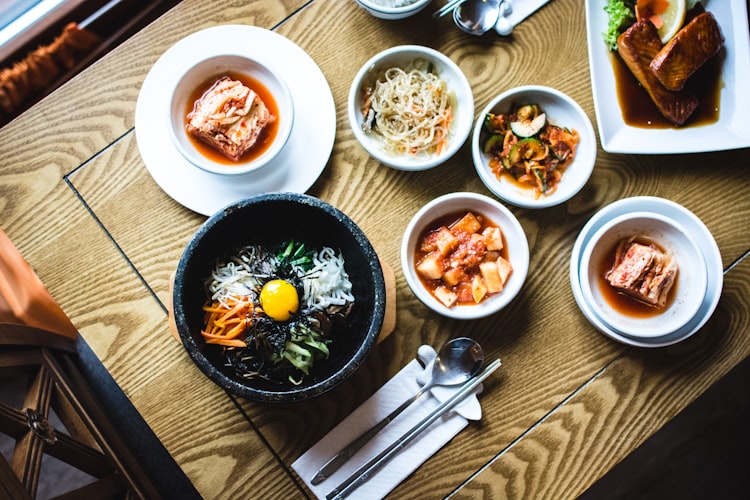Ilustrasi sajian menu Korea dengan kimchi. (dok Jakub Kapusnak/Unsplash)