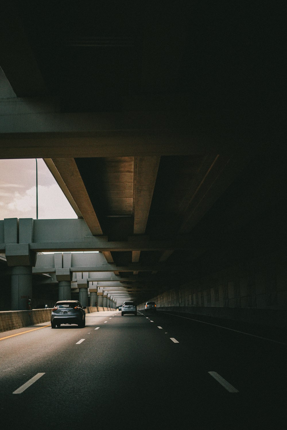 Véhicules en marche sur la route sous le pont