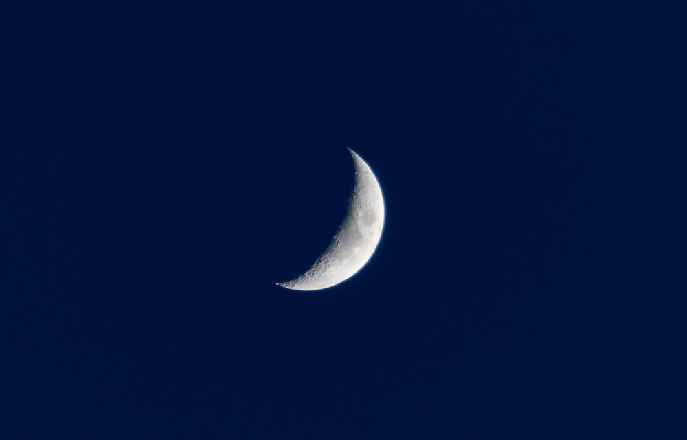 low light photography of crescent moon