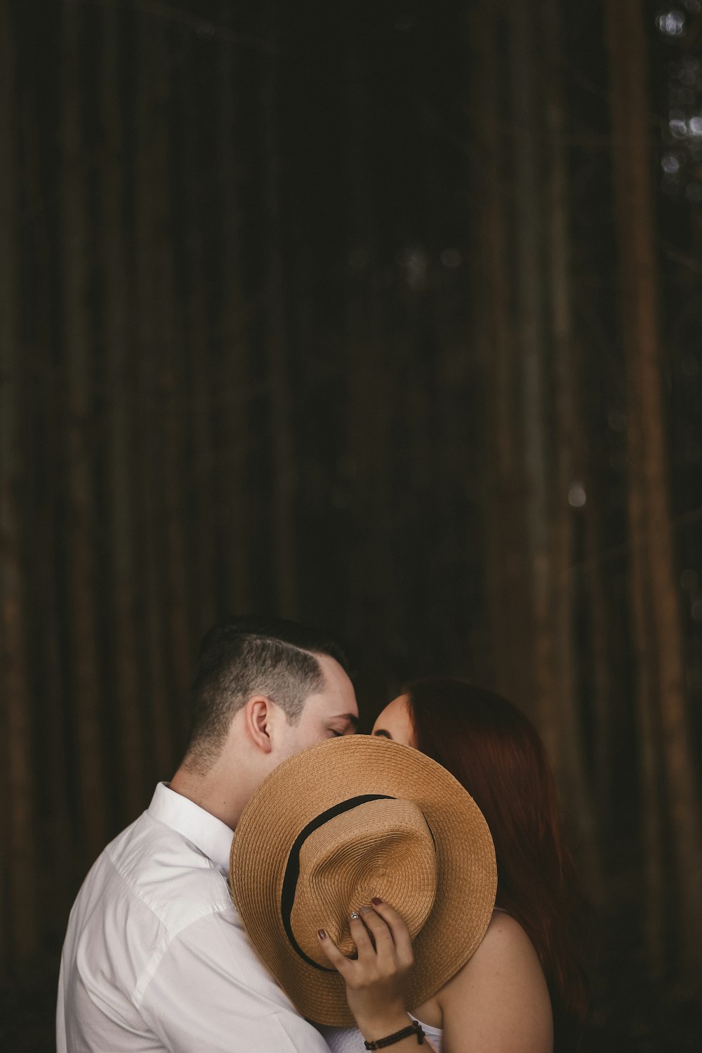 fotografía de enfoque superficial de hombre y mujer