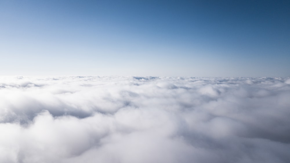 foto di spesse nuvole bianche