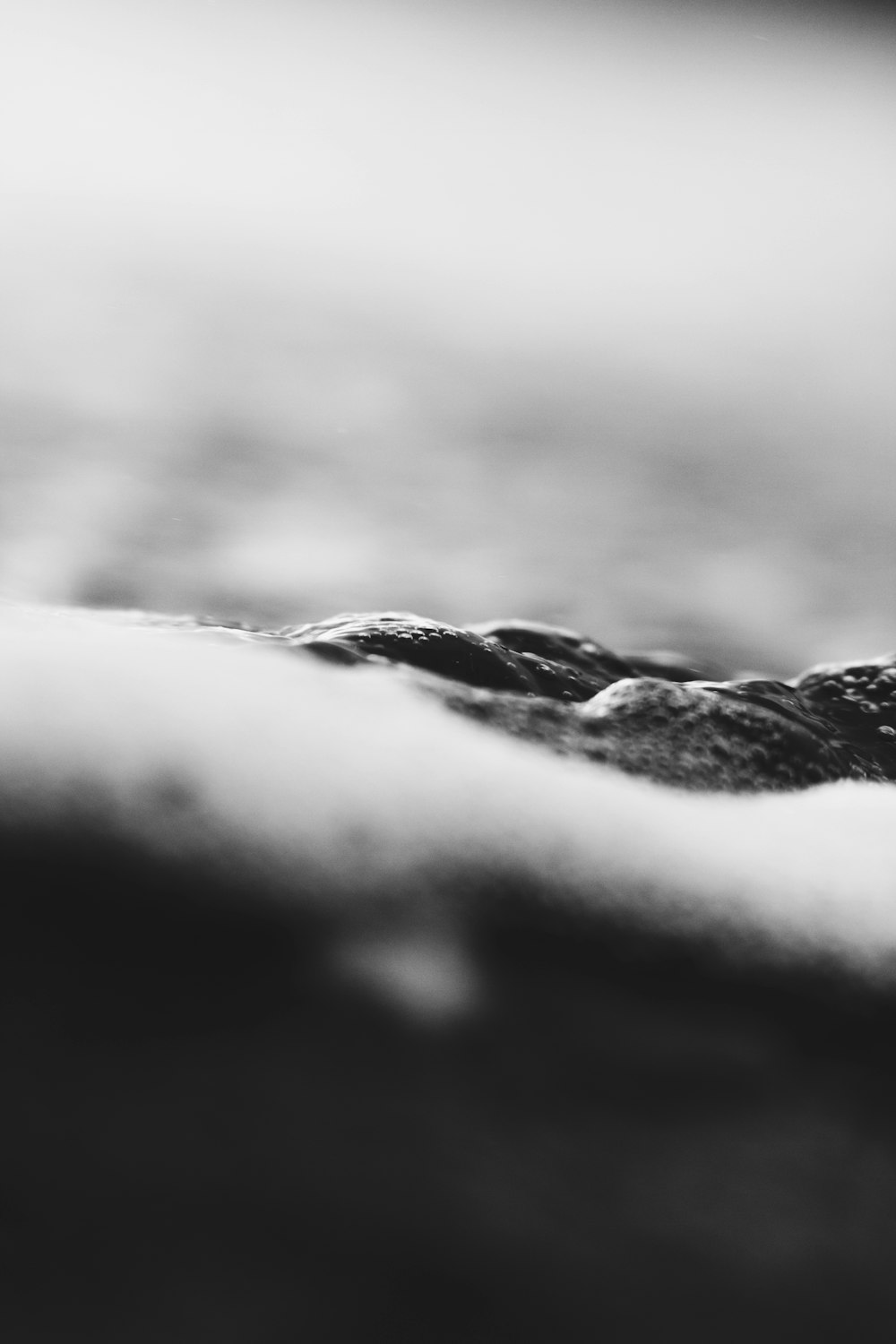 Macro en blanco y negro de agua y burbujas con fondo borroso