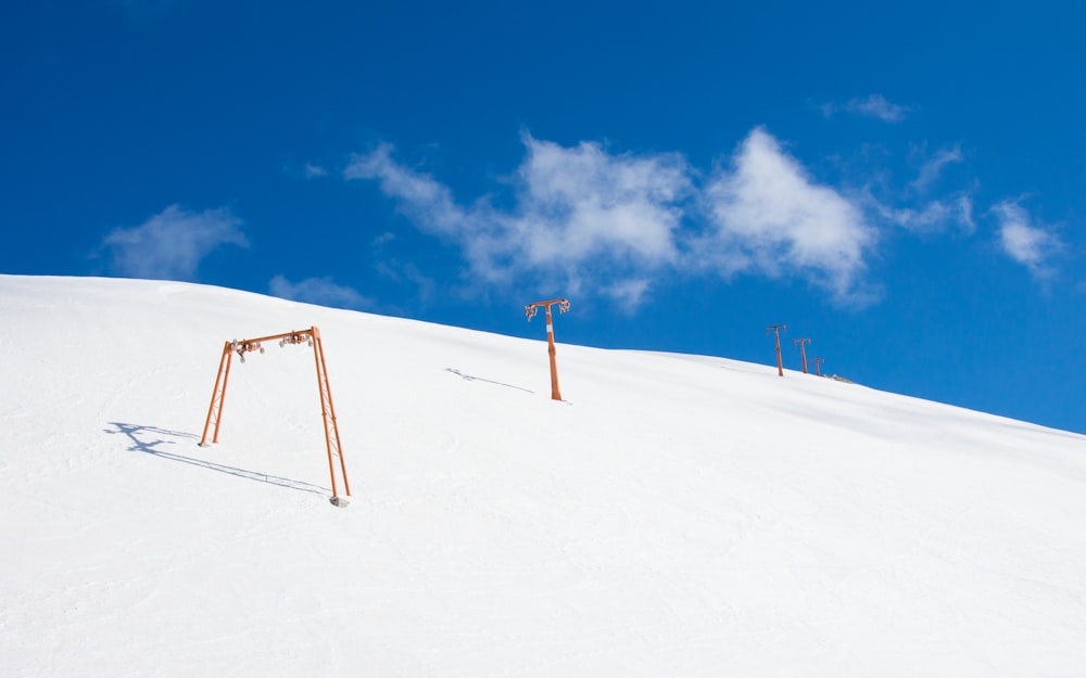 Montagna di neve con palo arancione