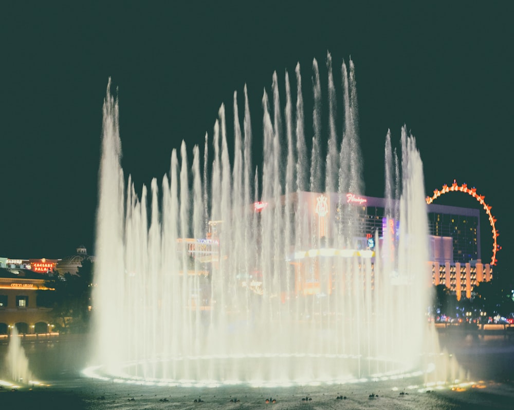 fontaine d’eau pendant la nuit