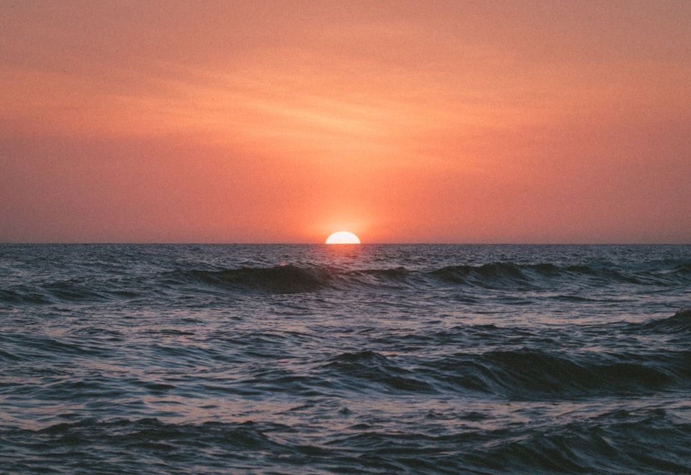 Sonnenuntergang auf dem Gewässer