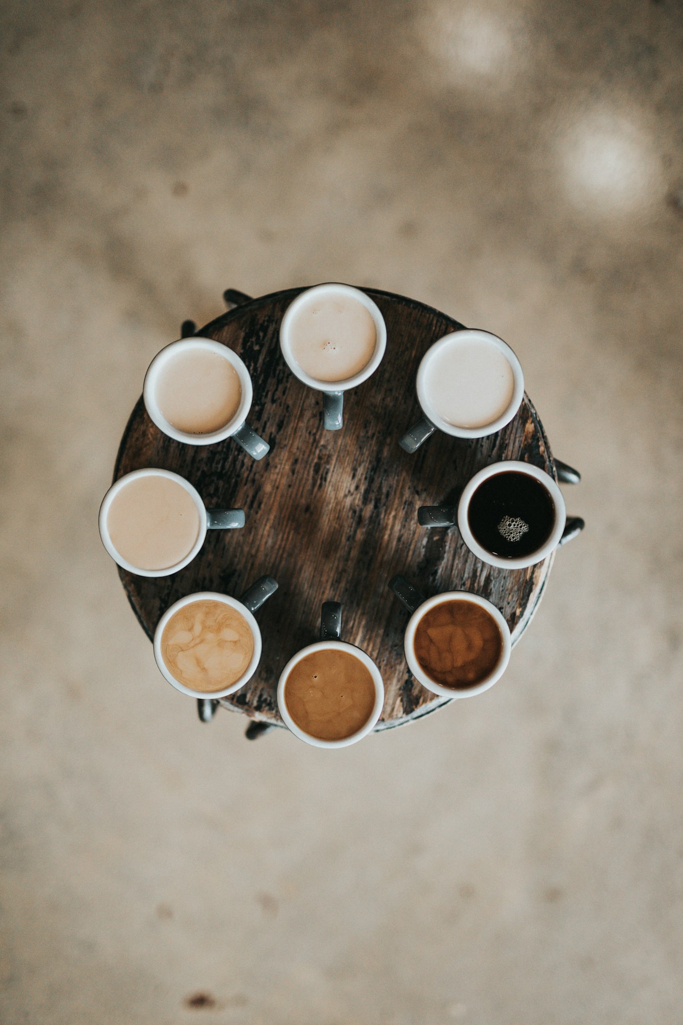 Taccuino con note e tazza di caffè