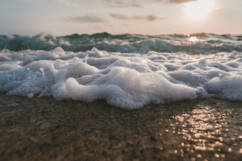 ondas caindo na costa durante o dia