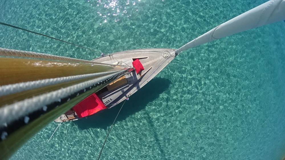 Weißes und rosafarbenes Segelboot auf See während des Tages