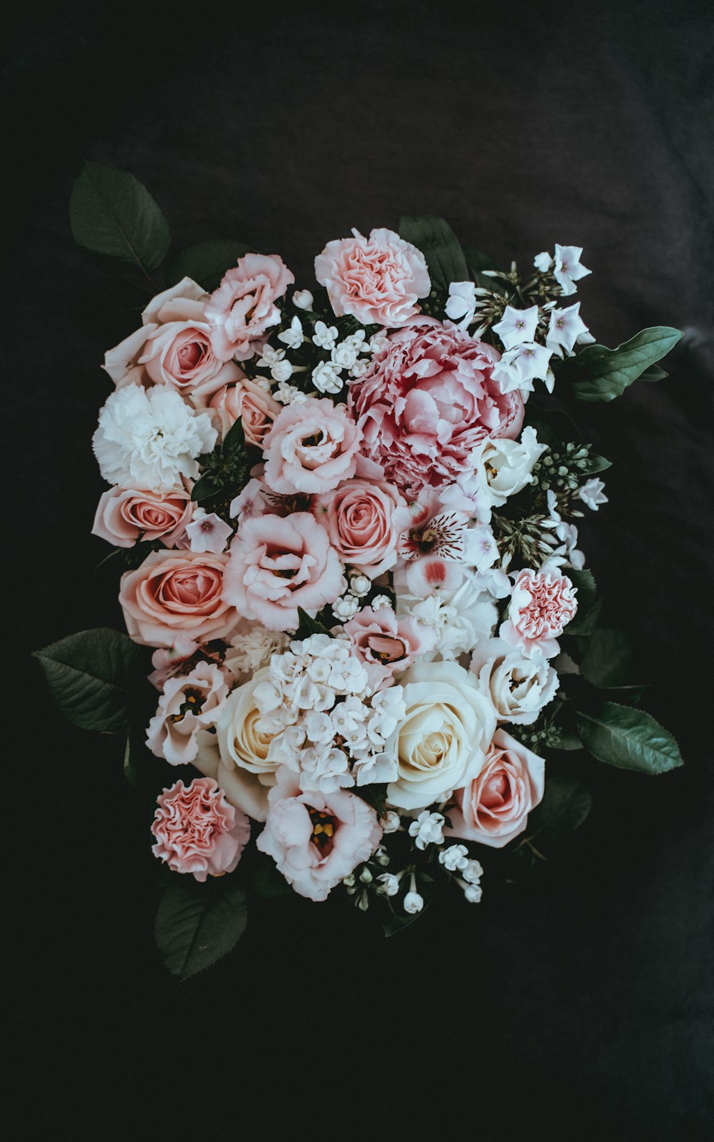 arranjo de flores de pétalas brancas e rosas