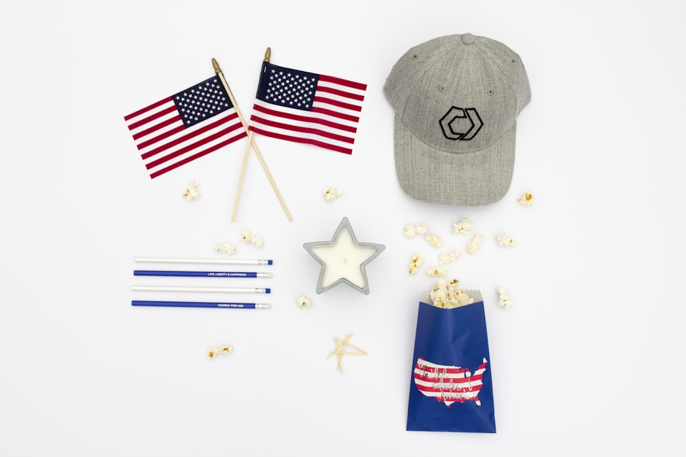 deux drapeaux des États-Unis avec casquette grise ajustée et maïs soufflé