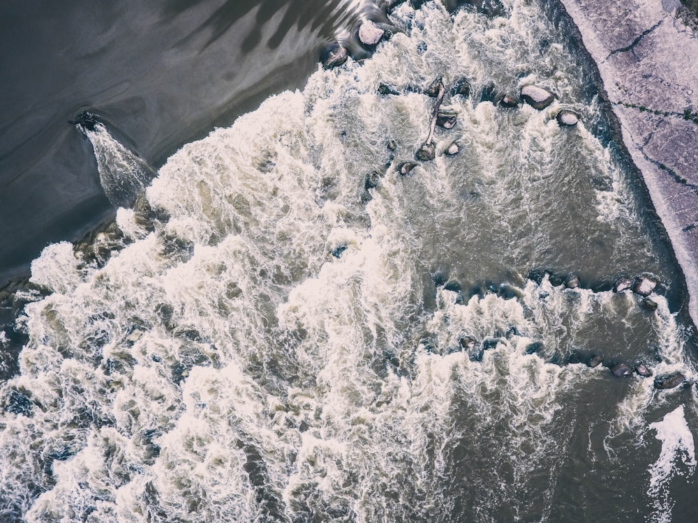 Fotografia a volo d'uccello di uno specchio d'acqua