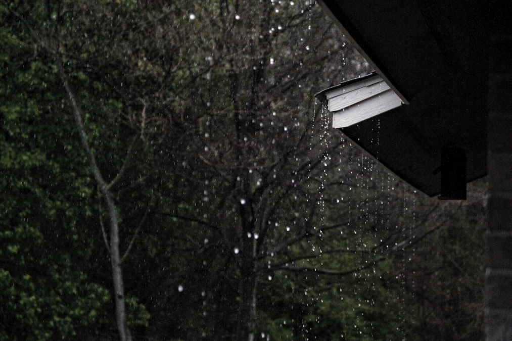 雨粒がつたう窓ガラス（イメージ）