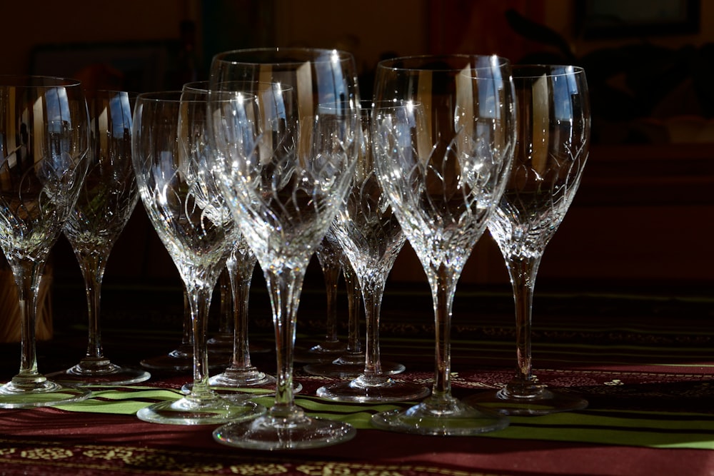 set di bicchieri da vino trasparenti