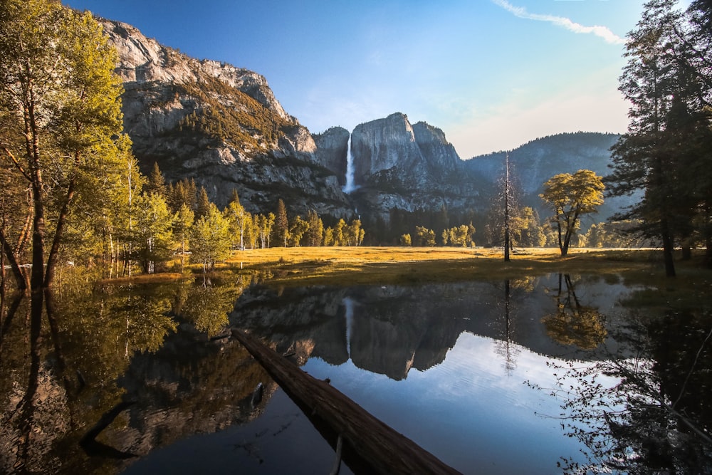 Plan d’eau près de la chaîne de montagnes