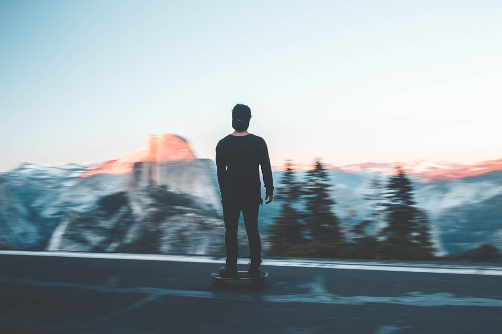 man standing on cruiser board