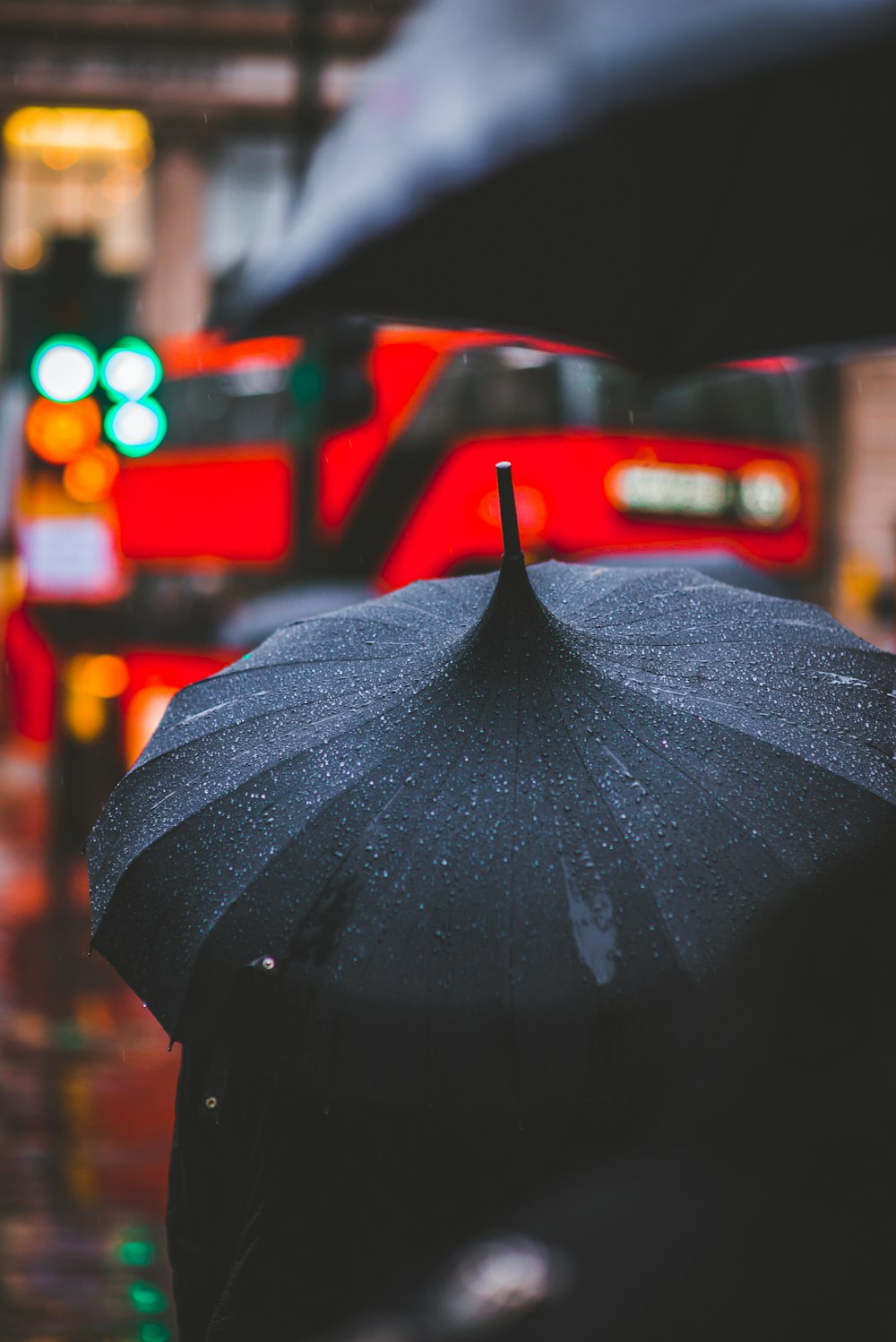 Person mit schwarzem Regenschirm