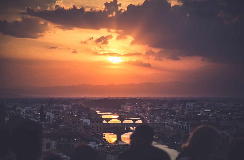 Photographie en basse lumière de la ville