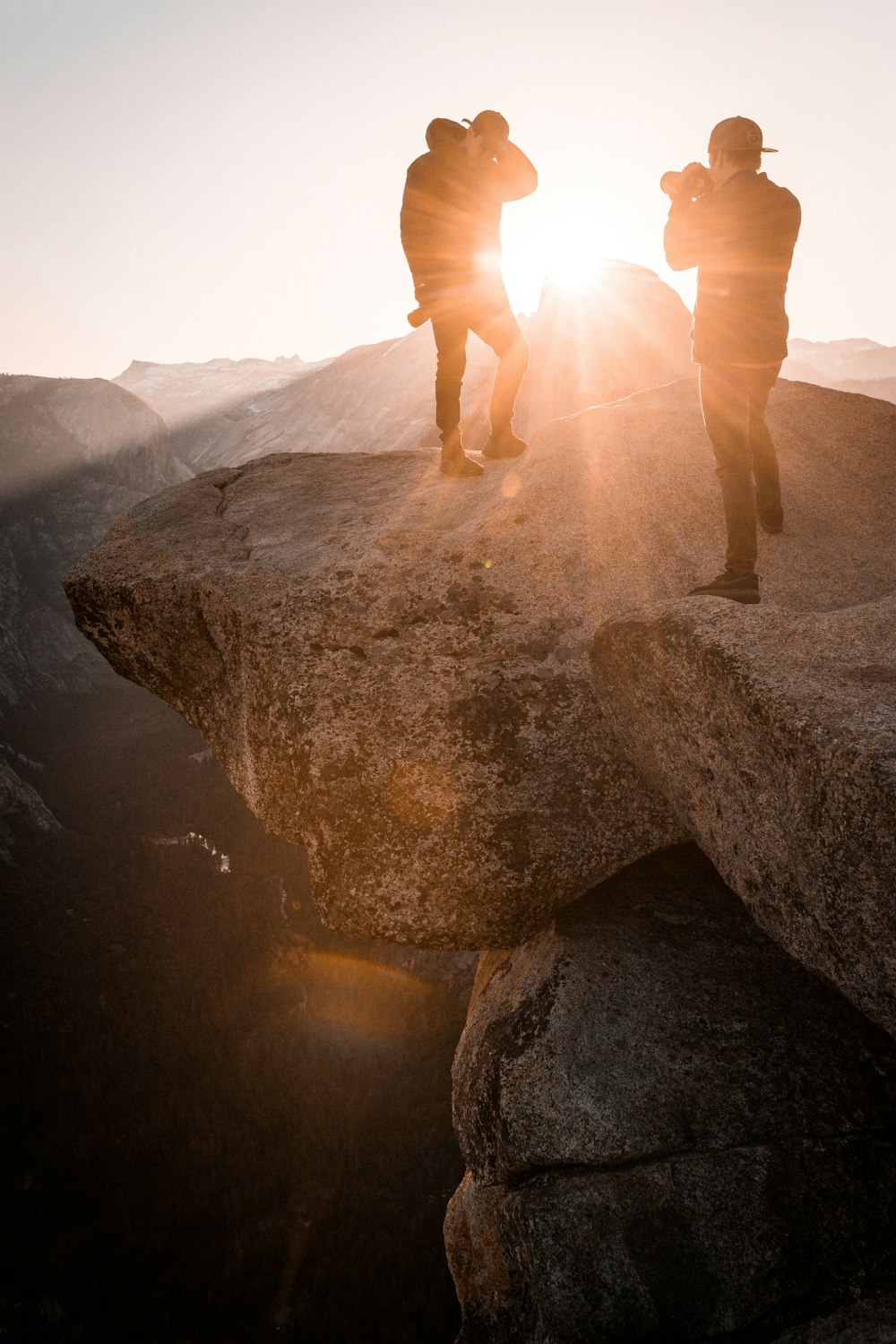 deux hommes au sommet ou montagne rocheuse