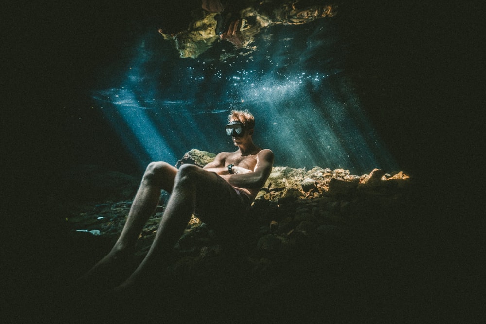 hombre relajándose bajo el agua