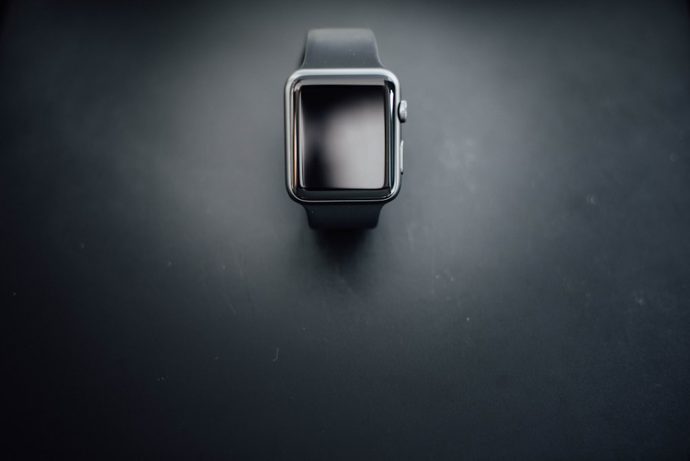 fotografia a fuoco superficiale di Apple Watch argento con cinturino sportivo nero