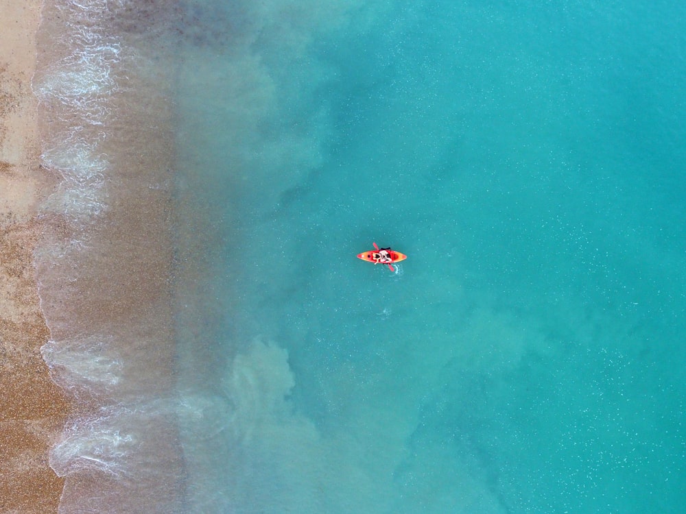 persona che va in kayak sullo specchio d'acqua