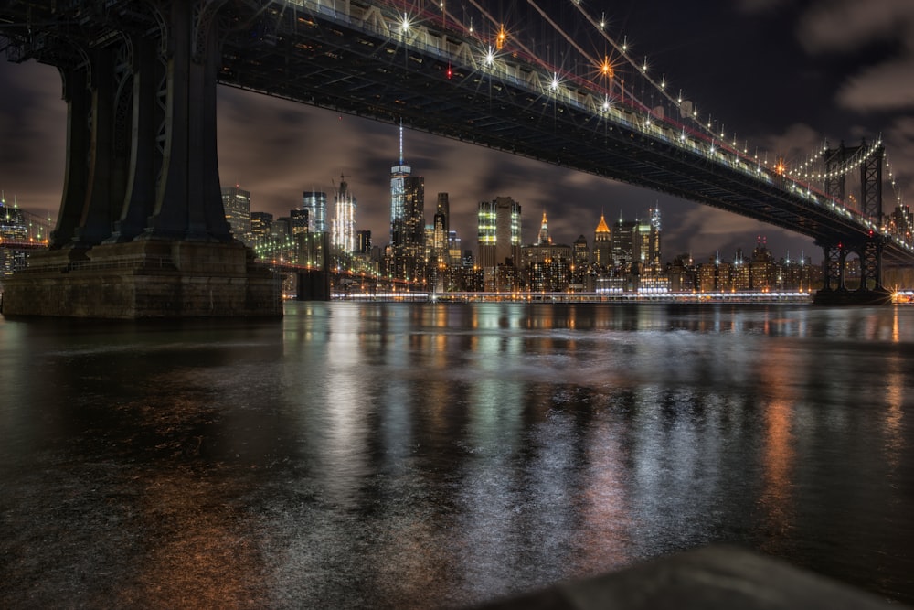 photographie en basse lumière de bâtiments new-yorkais
