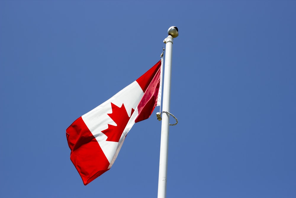 昼間の青空に映るカナダの国旗