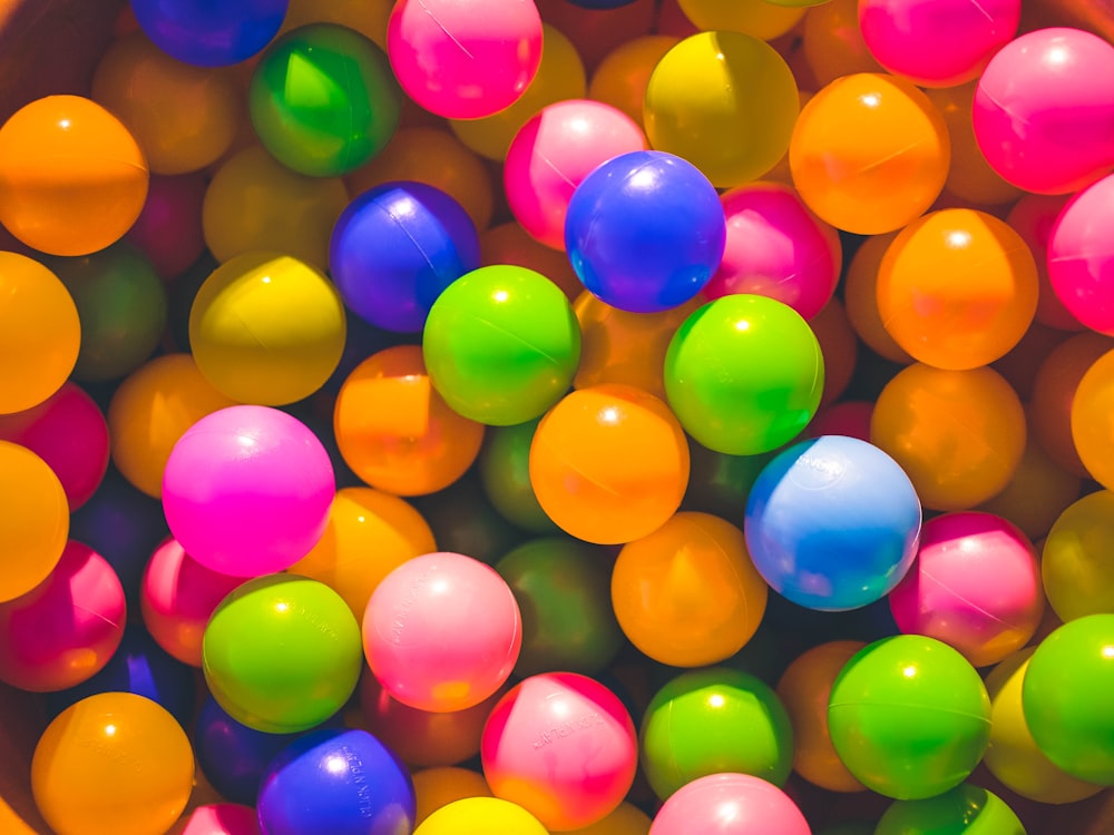 foto ad alto angolo di palle di plastica di colori assortiti