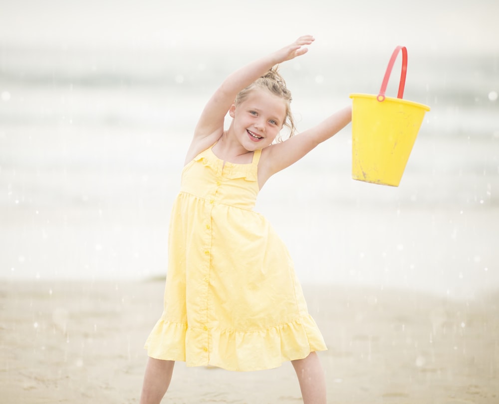 Photographie de mise au point sélective d’une fille debout près du rivage de la mer