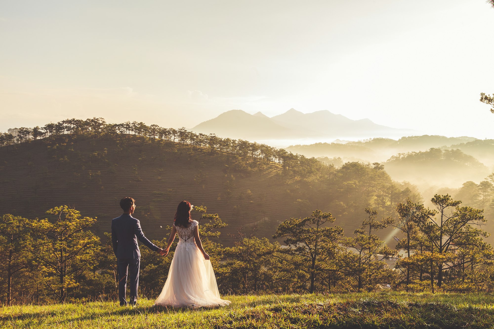 Wedding couple Dalat mountains