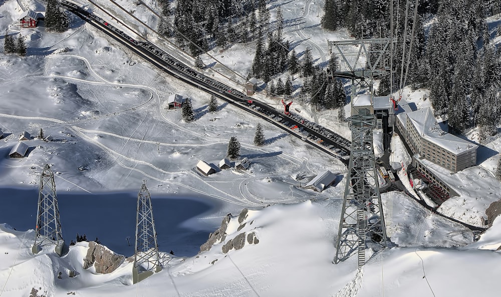 Photo aérienne d’un terrain enneigé près de la voie ferrée pendant la journée
