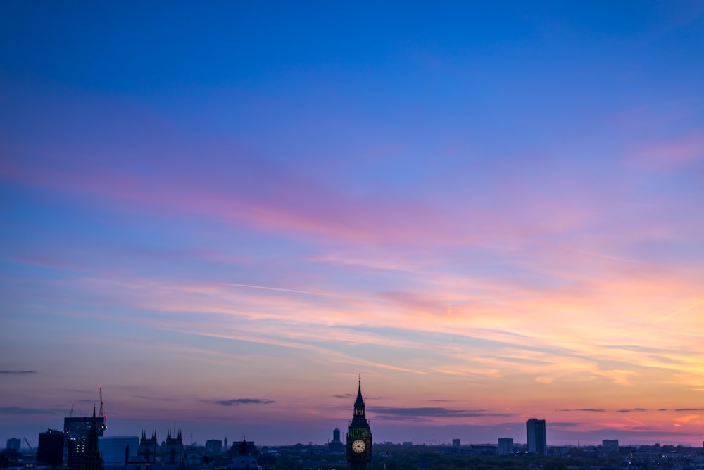 photo vue aérienne de Big Ben à l’heure dorée