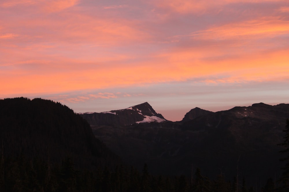 silhouette de montagne pendant l’aube