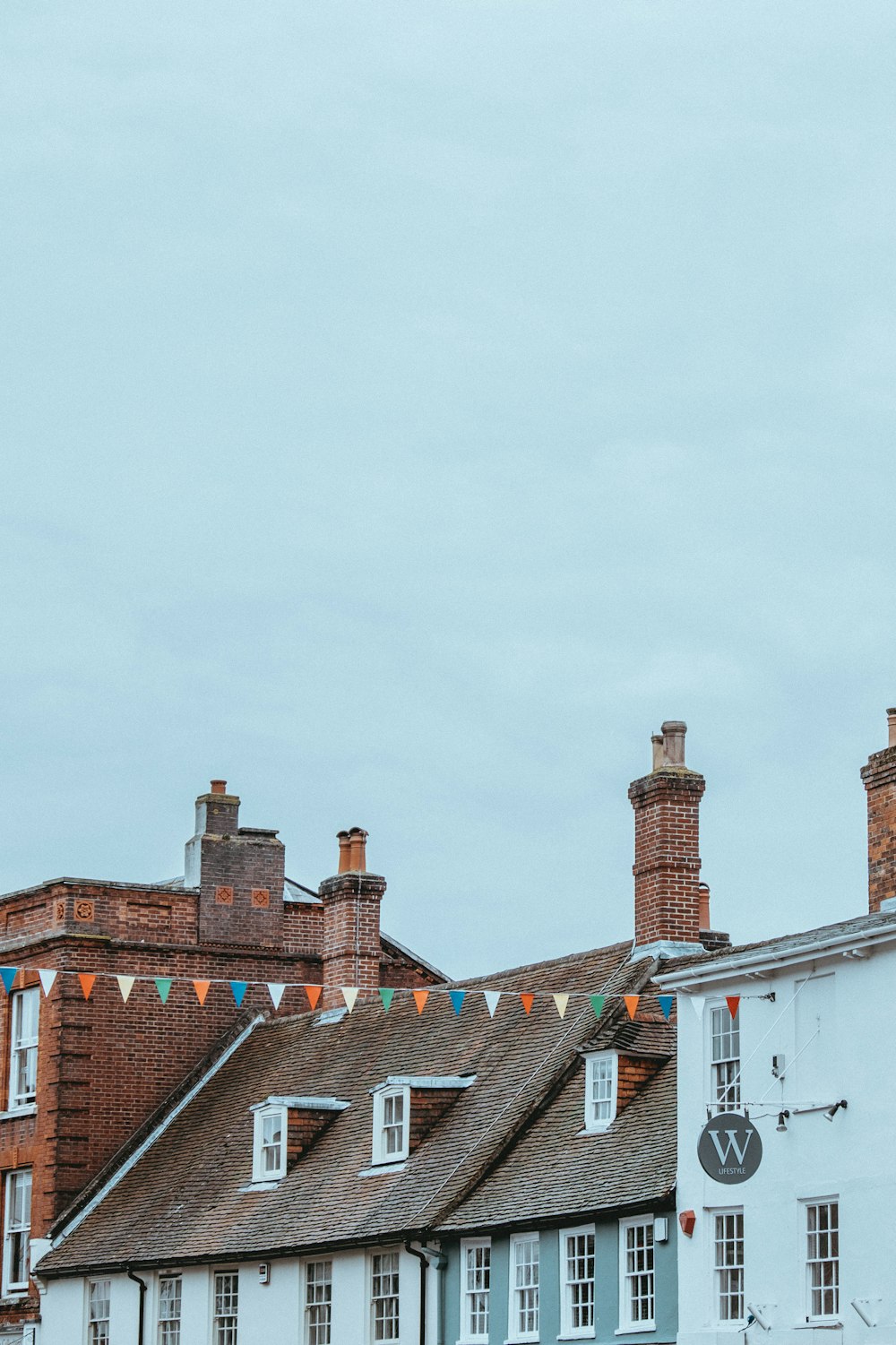 Bâtiment brun et blanc pendant la journée