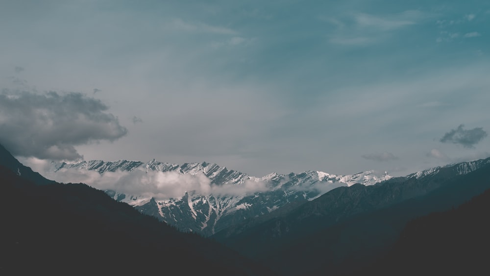 fotografia panorâmica da montanha glaciar sob o céu azul